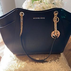 Michael Kors should purse with gold chain straps